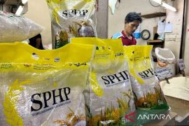 Beli  beras SPHP maksimal 5 pak  diberlakukan mulai  Februari