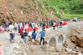 TNI selesai bangun jembatan armco di Malalak, akses kembali normal