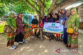 Muslimat NU Sumbar salurkan donasi untuk korban banjir Maligi