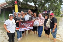 Banjir Kendal, Ikatan Alumni SMA N 1 Kendal bagikan makanan siap saji