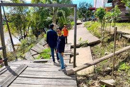 BPBD Barut dan DPUPR cek  longsor di Karengan-Kelurahan Jambu