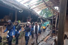 Wisatawan padati kawasan pemukiman Badui manfaatkan libur Isra Mikraj