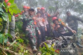 Tim SAR bertahan dirikan tenda di puncak Bukit Bulusaraung
