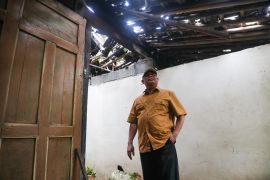 Pemkab Sleman memberikan bantuan perbaikan rumah terdampak angin kencang