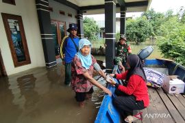 Petugas kesehatan di Kabupaten Pati periksa korban banjir dengan perahu