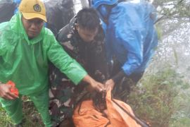 Tim gabungan berhasil evakuasi 2 korban kecelakaan pesawat ATR 42-500