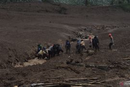 Tim gabungan cari korban banjir dan longsor di Cisarua Bandung Barat