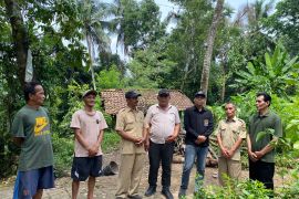 Anggota DPRD Kulon Progo Suradi harapkan bupati perlebar jalan setapak di Hargowilis