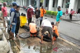 Pemkot Yogyakarta laksanakan kerja bakti di Kawasan Malioboro wujudkan Malioboro bebas 'bau pesing'