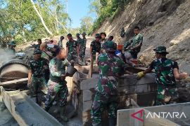 TNI AD bangun jembatan gantung di Aceh Tengah