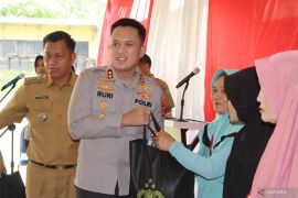 Polres Muba salurkan 200 paket sembako gratis kepada warga