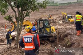 Tim SAR tambah alat berat percepat pencarian 32 korban longsor Cisarua