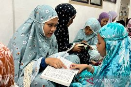 Mahasiswi UNY-Unsam ajarkan ngaji anak penyintas banjir Aceh Tamiang