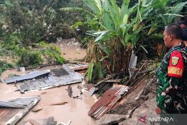 Rumah warga Desa Karang Raja Muara Enim ambruk diterjang longsor