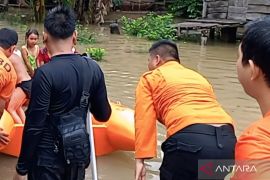 BPBD Muara Enim siagakan perahu karet di lokasi banjir Gunung Megang