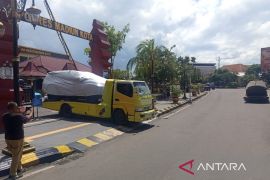 KPK bawa dua mobil sitaan penggeledahan kasus korupsi Maidi ke Jakarta