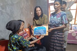 Sambangi rumah duka di NTT, Kemendikdasmen memberikan santunan