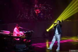 Rayakan 37 tahun berkarya, KLa Project buka Konser 'Lux Nova' dengan lagu Tinggal Sehari