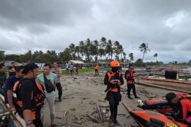 Remaja terseret ombak di Pantai Camara Pandeglang, Tim SAR lanjutkan pencarian