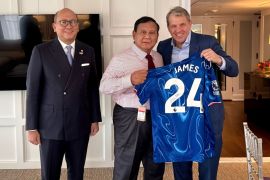 Prabowo menerima jersey Chelsea bertanda tangan Reece James dari Boehly