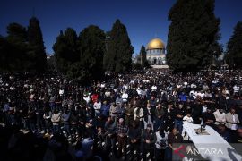 Ribuan umat muslim jalani shalat Jumat pertama bulan Ramadhan di Masjid Al-Aqsa