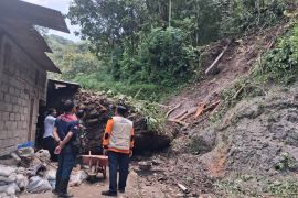 BPBD Bantul menyarankan penghuni rumah tertimpa longsor Sriharjo agar mengungsi