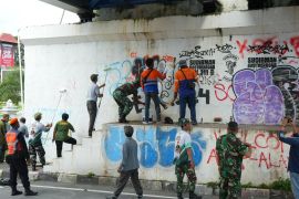 KAI Daop 6 bersama Koramil 04/Danurejan gelar aksi bersih vandalisme di Jembatan Kewek