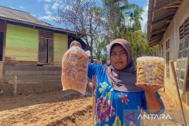 Usaha seorang ibu demi baju Lebaran anak di tengah sisa banjir bandang