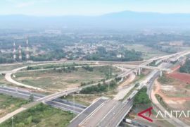 Petugas buka akses Sadang untuk fungsikan Tol Japek II Selatan