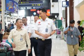 Direktur Lalu Lintas dan Angkutan Kereta Api Kemenhub tinjau posko Angkutan Lebaran Hari ke-10 di Stasiun Yogyakarta