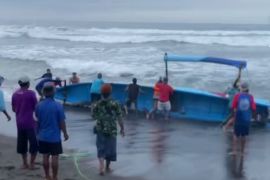 SAR Parangtritis evakuasi dua perahu nelayan terbalik di Pantai Depok