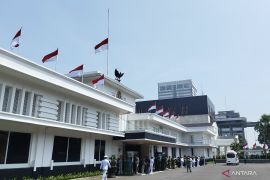 Kemenhan memasang bendera setengah tiang atas wafatnya Juwono Sudarsono