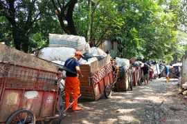 Gerobak sampah di TPS Cipinang mengular imbas longsor Bantar Gebang