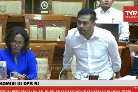 Amsal Sitepu berdiri membungkuk ucap terima kasih ke Komisi III DPR