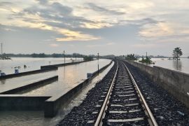 Perjalanan KA jalur Utara terganggu akibat banjir Grobogan