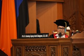 Guru Besar Unair paparkan konsep Smart Consumer Protection era digital