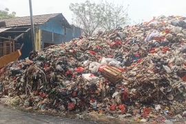 Tumpukan sampah di Pulogebang picu kekhawatiran pengendara terjatuh