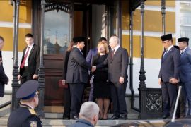 Tunjukkan keakraban, Prabowo dan Putin saling bertukar cinderamata