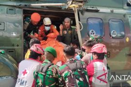 TNI AU evakuasi delapan korban insiden helikopter jatuh di Sekadau