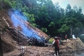 Jalan provinsi penghubung Lubuk Basung-Bukittinggi tertimbun longsor