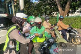 Polisi bagikan masker untuk ojol di tengah sebaran abu vulkanik