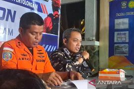 TNI tunggu identifikasi Basarnas temuan pelampung operasi SAR jurnalis