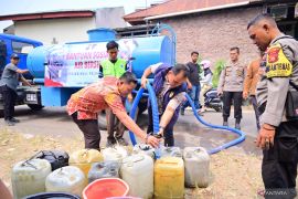Ditreskrimsus Polda Jambi bagi sembako dan air bersih warga terdampak kemarau