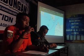 Tim SAR temukan helm hingga jaket dalam pencarian di Selat Sunda