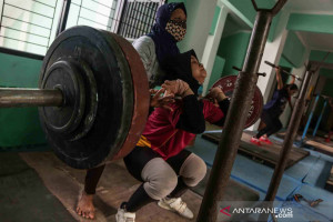 Latihan atlet angkat besi Kalimantan Selatan jelang PON XX Papua