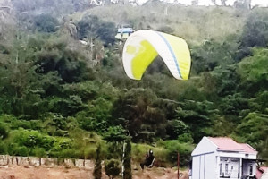 Tim paralayang Jabar latihan pengenalan arena pertandingan PON Papua