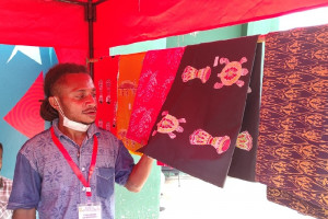 Sanggar batik Phokouw Faa buka stand di venue Softball PON XX