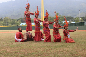 Tari Pa'gellu warnai pertandingan bisbol PON Papua