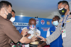 Bupati Romanus Mbaraka resmikan Media Center PON klaster Merauke