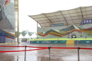 Hujan deras, panjat tebing tunda penyerahan medali PON XX